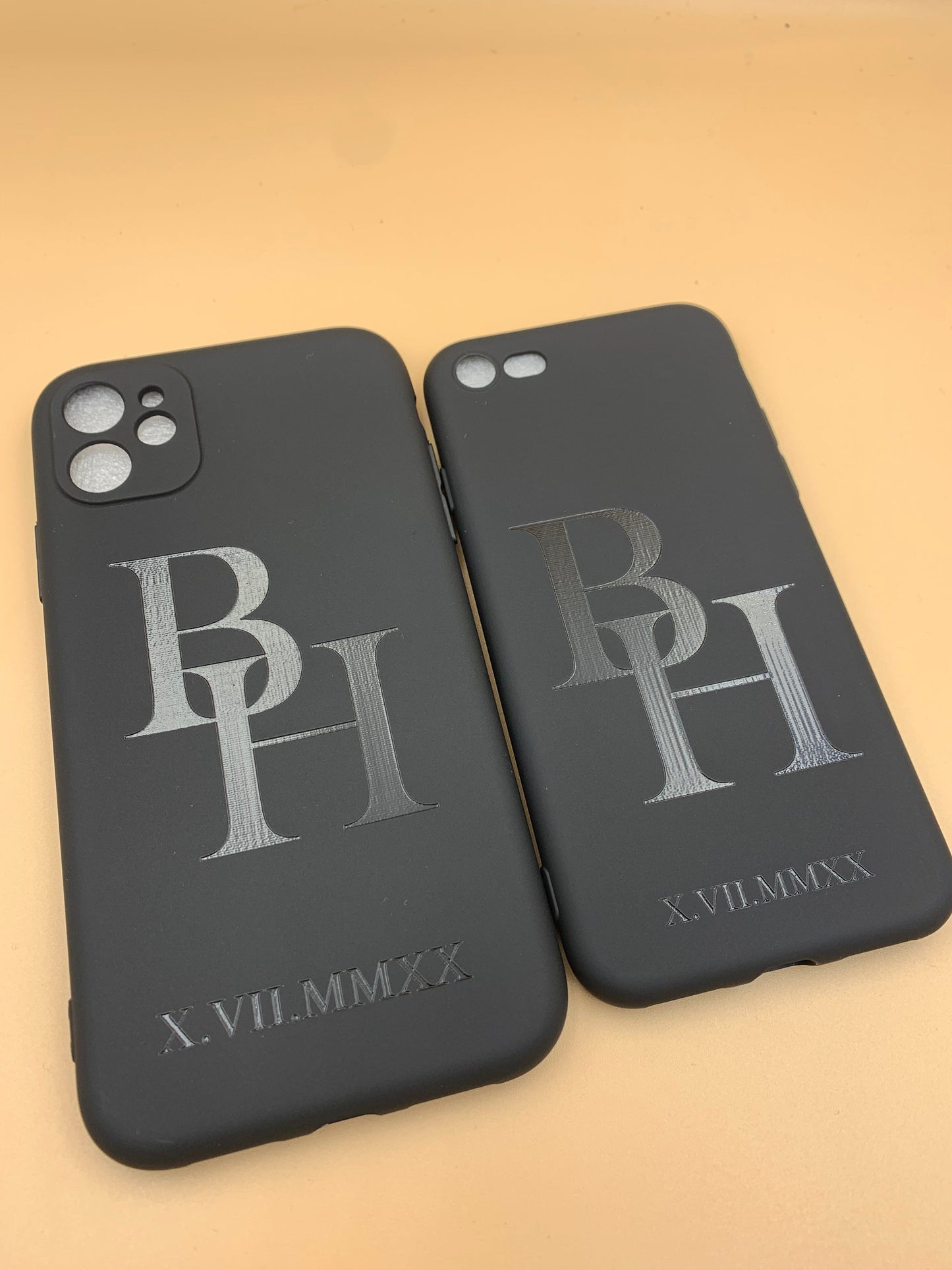 PARTNERHÜLLE MIT BUCHSTABEN & DATUM - GRAVUR styleyourmobilephone